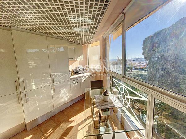 GRAND STUDIO- 33m2- VUE MER- RENOVE -BOX FERME-PISCINE-GARDIEN