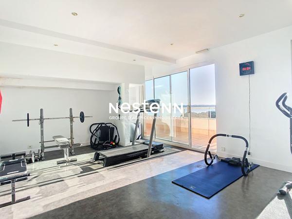 GRAND STUDIO- 33m2- VUE MER- RENOVE -BOX FERME-PISCINE-GARDIEN