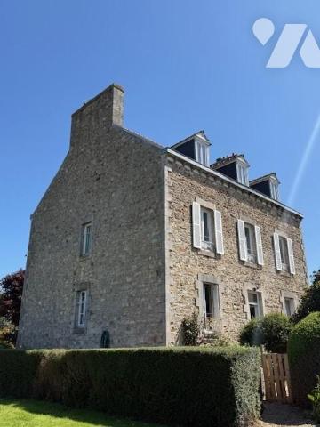 A découvrir ! Maison de Maître de 286 m² sur 2 910 m² de terrain clos de murs. 