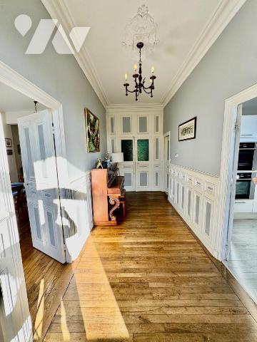 A découvrir ! Maison de Maître de 286 m² sur 2 910 m² de terrain clos de murs. 