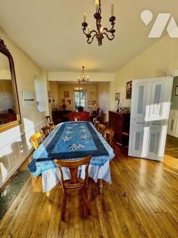 A découvrir ! Maison de Maître de 286 m² sur 2 910 m² de terrain clos de murs. 
