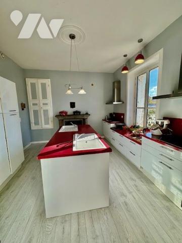 A découvrir ! Maison de Maître de 286 m² sur 2 910 m² de terrain clos de murs. 
