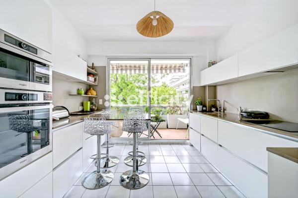 Appartement
         3 pièces
        - 100 m² Bien prestige 649 900 € *