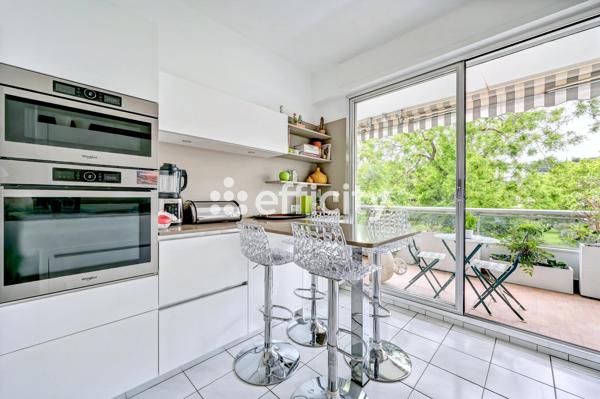 Appartement
         3 pièces
        - 100 m² Bien prestige 649 900 € *