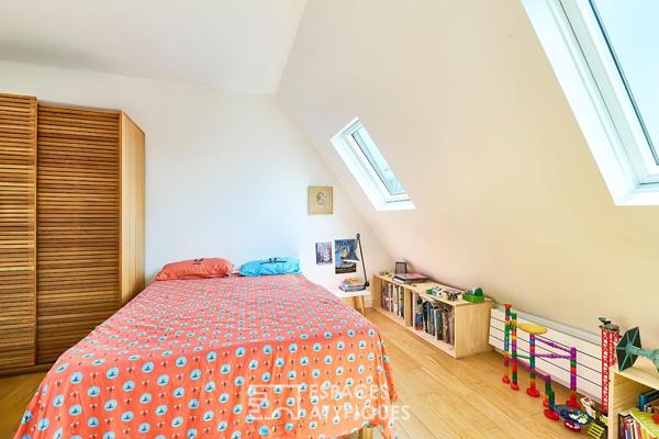 Lumineux duplex traversant en dernier étage avec balcon – quartier Maubeuge-Martyrs