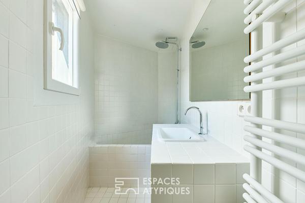 Lumineux duplex traversant en dernier étage avec balcon – quartier Maubeuge-Martyrs