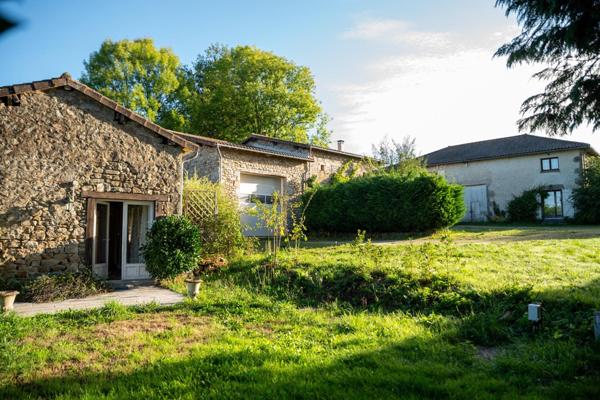 Proprieté avec grande maison, 2 gites locatifs, carrière et boxs pour chevaux, 12.5 hectares de terrain