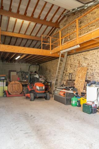 Proprieté avec grande maison, 2 gites locatifs, carrière et boxs pour chevaux, 12.5 hectares de terrain