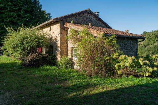Proprieté avec grande maison, 2 gites locatifs, carrière et boxs pour chevaux, 12.5 hectares de terrain