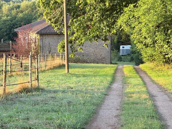 Proprieté avec grande maison, 2 gites locatifs, carrière et boxs pour chevaux, 12.5 hectares de terrain
