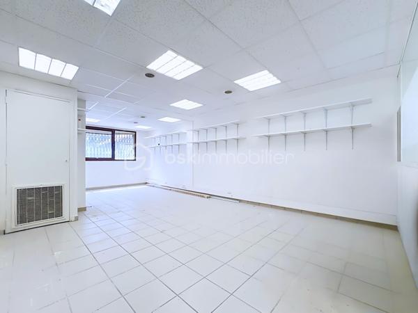 Idéal investisseur, artisan ou marchand de biens !

Situé au rez-de-chaussée d'une copropriété sécurisée, ce local traversant et lumineux offre une excellente opportunité de créer un agréable T2.
Grâce à son petit prix, ce bien constitue un excellent projet de valorisation, que ce soit pour un investissement locatif ou une revente après travaux.

Les atouts du bien :

* Local traversant, très lumineux
* Belle configuration permettant l'aménagement d'un futur T2
* Kitchenette existante
* WC déjà en place
* Chauffage collectif
* Rez-de-chaussée facilement accessible
* Copropriété fermée et sécurisée
* Stationnement facile et gratuit au pied de l'immeuble
* Proximité des commerces, transports et commodités

Une belle opportunité pour les acquéreurs souhaitant créer un logement à leur image tout en bénéficiant d'un emplacement pratique et recherché sur Grenoble.

À découvrir rapidement !