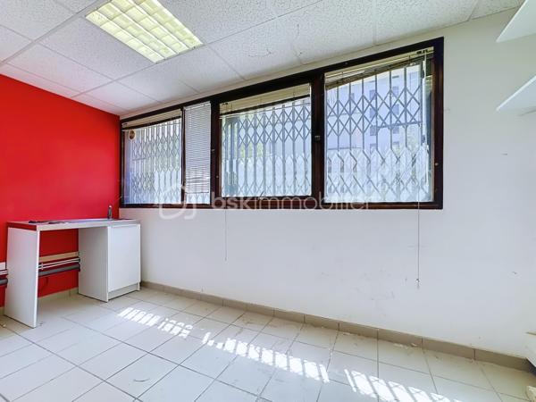 Idéal investisseur, artisan ou marchand de biens !

Situé au rez-de-chaussée d'une copropriété sécurisée, ce local traversant et lumineux offre une excellente opportunité de créer un agréable T2.
Grâce à son petit prix, ce bien constitue un excellent projet de valorisation, que ce soit pour un investissement locatif ou une revente après travaux.

Les atouts du bien :

* Local traversant, très lumineux
* Belle configuration permettant l'aménagement d'un futur T2
* Kitchenette existante
* WC déjà en place
* Chauffage collectif
* Rez-de-chaussée facilement accessible
* Copropriété fermée et sécurisée
* Stationnement facile et gratuit au pied de l'immeuble
* Proximité des commerces, transports et commodités

Une belle opportunité pour les acquéreurs souhaitant créer un logement à leur image tout en bénéficiant d'un emplacement pratique et recherché sur Grenoble.

À découvrir rapidement !
