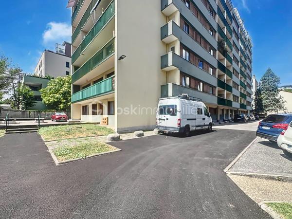 Idéal investisseur, artisan ou marchand de biens !

Situé au rez-de-chaussée d'une copropriété sécurisée, ce local traversant et lumineux offre une excellente opportunité de créer un agréable T2.
Grâce à son petit prix, ce bien constitue un excellent projet de valorisation, que ce soit pour un investissement locatif ou une revente après travaux.

Les atouts du bien :

* Local traversant, très lumineux
* Belle configuration permettant l'aménagement d'un futur T2
* Kitchenette existante
* WC déjà en place
* Chauffage collectif
* Rez-de-chaussée facilement accessible
* Copropriété fermée et sécurisée
* Stationnement facile et gratuit au pied de l'immeuble
* Proximité des commerces, transports et commodités

Une belle opportunité pour les acquéreurs souhaitant créer un logement à leur image tout en bénéficiant d'un emplacement pratique et recherché sur Grenoble.

À découvrir rapidement !