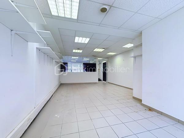 Idéal investisseur, artisan ou marchand de biens !

Situé au rez-de-chaussée d'une copropriété sécurisée, ce local traversant et lumineux offre une excellente opportunité de créer un agréable T2.
Grâce à son petit prix, ce bien constitue un excellent projet de valorisation, que ce soit pour un investissement locatif ou une revente après travaux.

Les atouts du bien :

* Local traversant, très lumineux
* Belle configuration permettant l'aménagement d'un futur T2
* Kitchenette existante
* WC déjà en place
* Chauffage collectif
* Rez-de-chaussée facilement accessible
* Copropriété fermée et sécurisée
* Stationnement facile et gratuit au pied de l'immeuble
* Proximité des commerces, transports et commodités

Une belle opportunité pour les acquéreurs souhaitant créer un logement à leur image tout en bénéficiant d'un emplacement pratique et recherché sur Grenoble.

À découvrir rapidement !