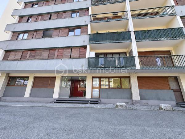 Idéal investisseur, artisan ou marchand de biens !

Situé au rez-de-chaussée d'une copropriété sécurisée, ce local traversant et lumineux offre une excellente opportunité de créer un agréable T2.
Grâce à son petit prix, ce bien constitue un excellent projet de valorisation, que ce soit pour un investissement locatif ou une revente après travaux.

Les atouts du bien :

* Local traversant, très lumineux
* Belle configuration permettant l'aménagement d'un futur T2
* Kitchenette existante
* WC déjà en place
* Chauffage collectif
* Rez-de-chaussée facilement accessible
* Copropriété fermée et sécurisée
* Stationnement facile et gratuit au pied de l'immeuble
* Proximité des commerces, transports et commodités

Une belle opportunité pour les acquéreurs souhaitant créer un logement à leur image tout en bénéficiant d'un emplacement pratique et recherché sur Grenoble.

À découvrir rapidement !