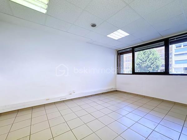 Idéal investisseur, artisan ou marchand de biens !

Situé au rez-de-chaussée d'une copropriété sécurisée, ce local traversant et lumineux offre une excellente opportunité de créer un agréable T2.
Grâce à son petit prix, ce bien constitue un excellent projet de valorisation, que ce soit pour un investissement locatif ou une revente après travaux.

Les atouts du bien :

* Local traversant, très lumineux
* Belle configuration permettant l'aménagement d'un futur T2
* Kitchenette existante
* WC déjà en place
* Chauffage collectif
* Rez-de-chaussée facilement accessible
* Copropriété fermée et sécurisée
* Stationnement facile et gratuit au pied de l'immeuble
* Proximité des commerces, transports et commodités

Une belle opportunité pour les acquéreurs souhaitant créer un logement à leur image tout en bénéficiant d'un emplacement pratique et recherché sur Grenoble.

À découvrir rapidement !