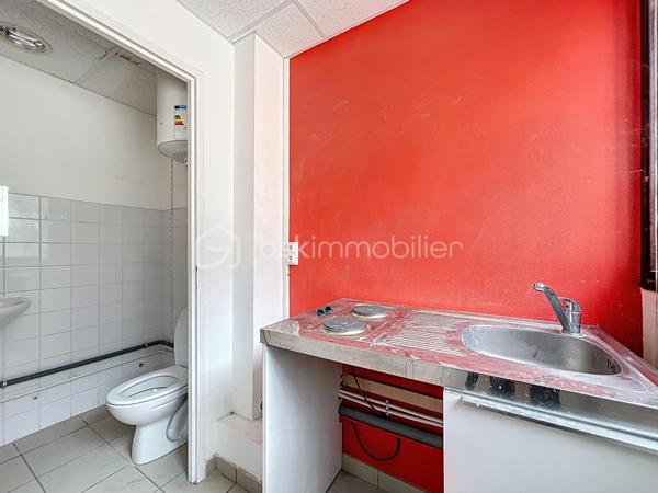 Idéal investisseur, artisan ou marchand de biens !

Situé au rez-de-chaussée d'une copropriété sécurisée, ce local traversant et lumineux offre une excellente opportunité de créer un agréable T2.
Grâce à son petit prix, ce bien constitue un excellent projet de valorisation, que ce soit pour un investissement locatif ou une revente après travaux.

Les atouts du bien :

* Local traversant, très lumineux
* Belle configuration permettant l'aménagement d'un futur T2
* Kitchenette existante
* WC déjà en place
* Chauffage collectif
* Rez-de-chaussée facilement accessible
* Copropriété fermée et sécurisée
* Stationnement facile et gratuit au pied de l'immeuble
* Proximité des commerces, transports et commodités

Une belle opportunité pour les acquéreurs souhaitant créer un logement à leur image tout en bénéficiant d'un emplacement pratique et recherché sur Grenoble.

À découvrir rapidement !