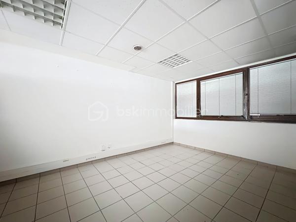 Idéal investisseur, artisan ou marchand de biens !

Situé au rez-de-chaussée d'une copropriété sécurisée, ce local traversant et lumineux offre une excellente opportunité de créer un agréable T2.
Grâce à son petit prix, ce bien constitue un excellent projet de valorisation, que ce soit pour un investissement locatif ou une revente après travaux.

Les atouts du bien :

* Local traversant, très lumineux
* Belle configuration permettant l'aménagement d'un futur T2
* Kitchenette existante
* WC déjà en place
* Chauffage collectif
* Rez-de-chaussée facilement accessible
* Copropriété fermée et sécurisée
* Stationnement facile et gratuit au pied de l'immeuble
* Proximité des commerces, transports et commodités

Une belle opportunité pour les acquéreurs souhaitant créer un logement à leur image tout en bénéficiant d'un emplacement pratique et recherché sur Grenoble.

À découvrir rapidement !