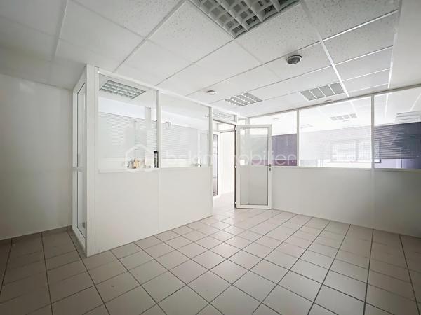 Idéal investisseur, artisan ou marchand de biens !

Situé au rez-de-chaussée d'une copropriété sécurisée, ce local traversant et lumineux offre une excellente opportunité de créer un agréable T2.
Grâce à son petit prix, ce bien constitue un excellent projet de valorisation, que ce soit pour un investissement locatif ou une revente après travaux.

Les atouts du bien :

* Local traversant, très lumineux
* Belle configuration permettant l'aménagement d'un futur T2
* Kitchenette existante
* WC déjà en place
* Chauffage collectif
* Rez-de-chaussée facilement accessible
* Copropriété fermée et sécurisée
* Stationnement facile et gratuit au pied de l'immeuble
* Proximité des commerces, transports et commodités

Une belle opportunité pour les acquéreurs souhaitant créer un logement à leur image tout en bénéficiant d'un emplacement pratique et recherché sur Grenoble.

À découvrir rapidement !