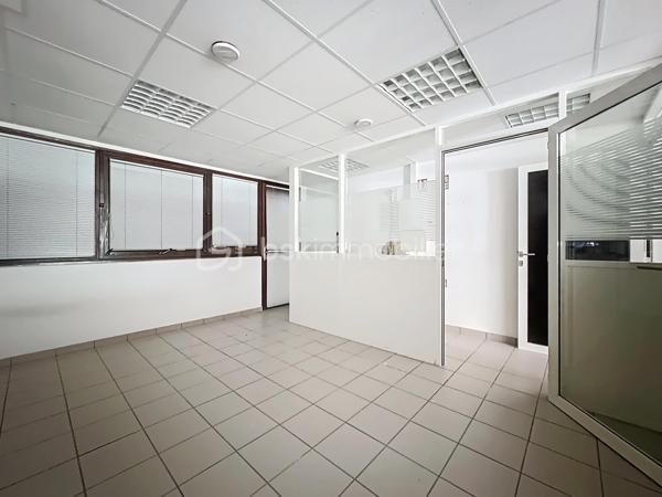 Idéal investisseur, artisan ou marchand de biens !

Situé au rez-de-chaussée d'une copropriété sécurisée, ce local traversant et lumineux offre une excellente opportunité de créer un agréable T2.
Grâce à son petit prix, ce bien constitue un excellent projet de valorisation, que ce soit pour un investissement locatif ou une revente après travaux.

Les atouts du bien :

* Local traversant, très lumineux
* Belle configuration permettant l'aménagement d'un futur T2
* Kitchenette existante
* WC déjà en place
* Chauffage collectif
* Rez-de-chaussée facilement accessible
* Copropriété fermée et sécurisée
* Stationnement facile et gratuit au pied de l'immeuble
* Proximité des commerces, transports et commodités

Une belle opportunité pour les acquéreurs souhaitant créer un logement à leur image tout en bénéficiant d'un emplacement pratique et recherché sur Grenoble.

À découvrir rapidement !