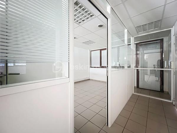 Idéal investisseur, artisan ou marchand de biens !

Situé au rez-de-chaussée d'une copropriété sécurisée, ce local traversant et lumineux offre une excellente opportunité de créer un agréable T2.
Grâce à son petit prix, ce bien constitue un excellent projet de valorisation, que ce soit pour un investissement locatif ou une revente après travaux.

Les atouts du bien :

* Local traversant, très lumineux
* Belle configuration permettant l'aménagement d'un futur T2
* Kitchenette existante
* WC déjà en place
* Chauffage collectif
* Rez-de-chaussée facilement accessible
* Copropriété fermée et sécurisée
* Stationnement facile et gratuit au pied de l'immeuble
* Proximité des commerces, transports et commodités

Une belle opportunité pour les acquéreurs souhaitant créer un logement à leur image tout en bénéficiant d'un emplacement pratique et recherché sur Grenoble.

À découvrir rapidement !