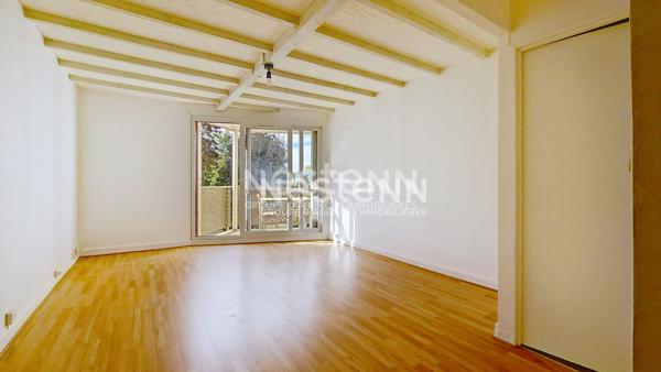 A louer à LONGJUMEAU, un appartement de 4 pièces avec 3 chambres et place de parking.