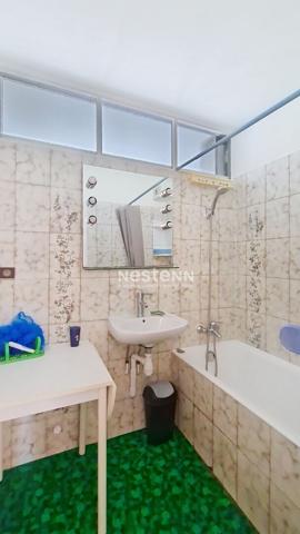 A louer à LONGJUMEAU, un appartement de 4 pièces avec 3 chambres et place de parking.