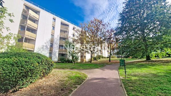 A louer à LONGJUMEAU, un appartement de 4 pièces avec 3 chambres et place de parking.