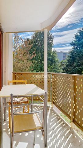 A louer à LONGJUMEAU, un appartement de 4 pièces avec 3 chambres et place de parking.