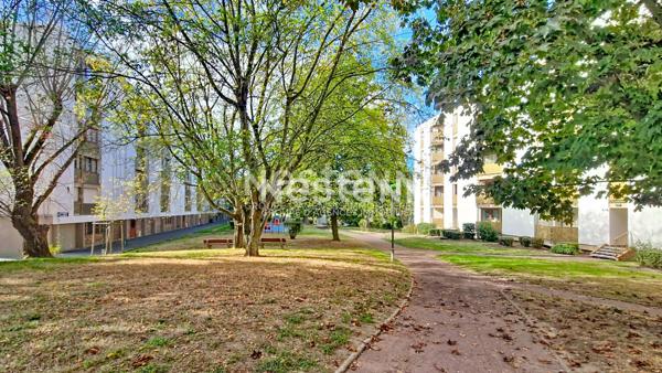 A louer à LONGJUMEAU, un appartement de 4 pièces avec 3 chambres et place de parking.