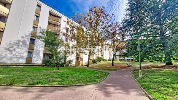 A louer à LONGJUMEAU, un appartement de 4 pièces avec 3 chambres et place de parking.