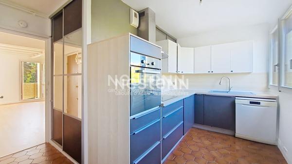 A louer à LONGJUMEAU, un appartement de 4 pièces avec 3 chambres et place de parking.