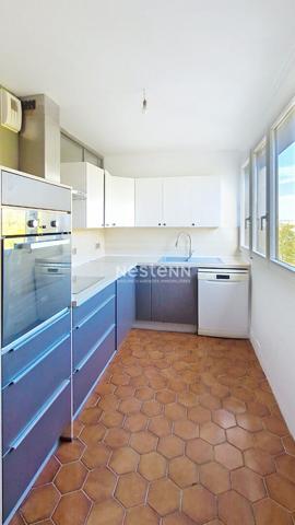 A louer à LONGJUMEAU, un appartement de 4 pièces avec 3 chambres et place de parking.