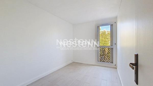 A louer à LONGJUMEAU, un appartement de 4 pièces avec 3 chambres et place de parking.