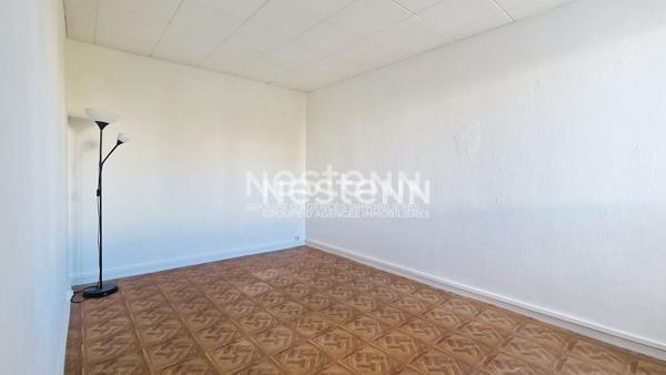 A louer à LONGJUMEAU, un appartement de 4 pièces avec 3 chambres et place de parking.