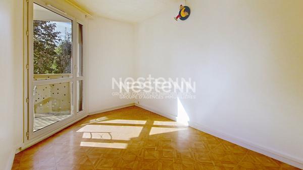 A louer à LONGJUMEAU, un appartement de 4 pièces avec 3 chambres et place de parking.