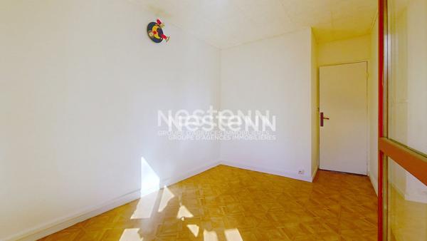 A louer à LONGJUMEAU, un appartement de 4 pièces avec 3 chambres et place de parking.