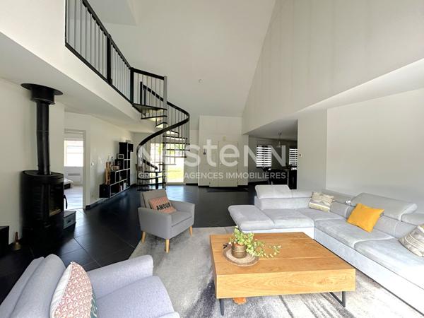 Maison contemporaine 3 chambres et une mezzanine sans travaux avec garage et piscine