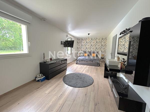 Maison contemporaine 3 chambres et une mezzanine sans travaux avec garage et piscine