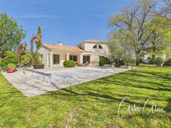 Maison familiale de standing – 230 m² – Terrain arboré de 2 080 m² avec piscine