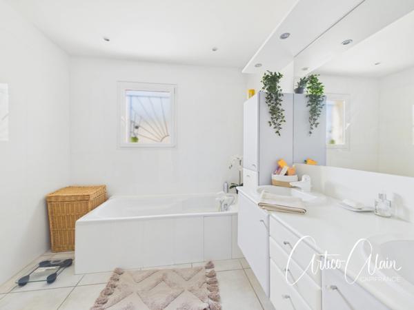 Maison familiale de standing – 230 m² – Terrain arboré de 2 080 m² avec piscine