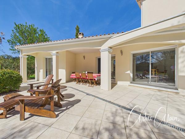 Maison familiale de standing – 230 m² – Terrain arboré de 2 080 m² avec piscine