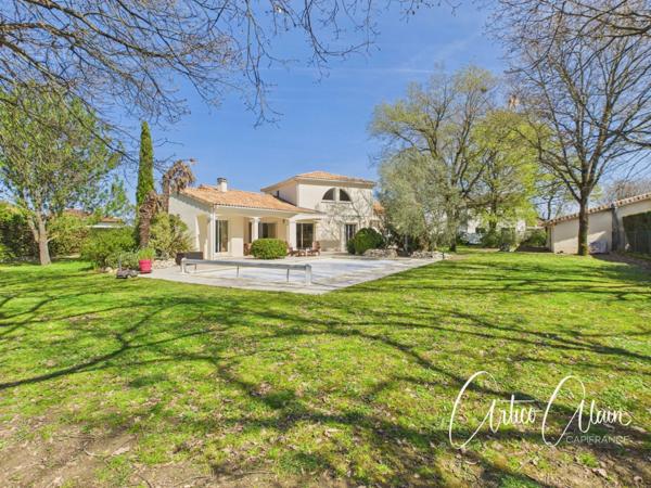 Maison familiale de standing – 230 m² – Terrain arboré de 2 080 m² avec piscine