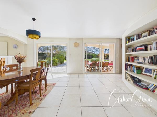 Maison familiale de standing – 230 m² – Terrain arboré de 2 080 m² avec piscine