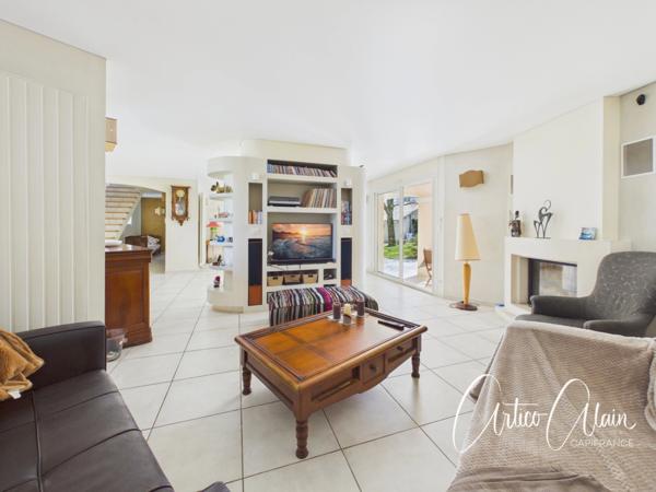 Maison familiale de standing – 230 m² – Terrain arboré de 2 080 m² avec piscine