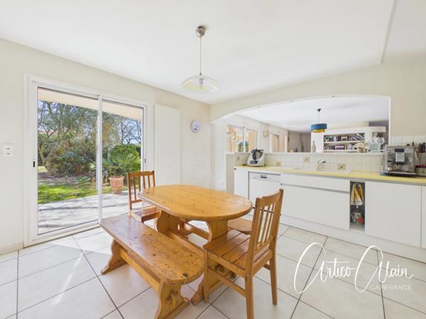 Maison familiale de standing – 230 m² – Terrain arboré de 2 080 m² avec piscine