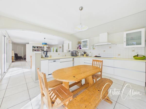 Maison familiale de standing – 230 m² – Terrain arboré de 2 080 m² avec piscine