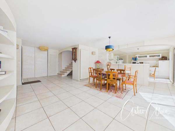 Maison familiale de standing – 230 m² – Terrain arboré de 2 080 m² avec piscine