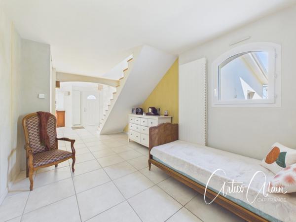 Maison familiale de standing – 230 m² – Terrain arboré de 2 080 m² avec piscine