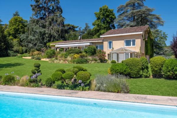 LENTILLY - Maison de 255 m² - 5 chambres - Parc de 8635 m² - Piscine , 1 véranda, garage double - 1 Cave